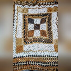 Handmade 🧶🧶Crochet Blanket in Earth Tones.  70"// 70"🧶🧶